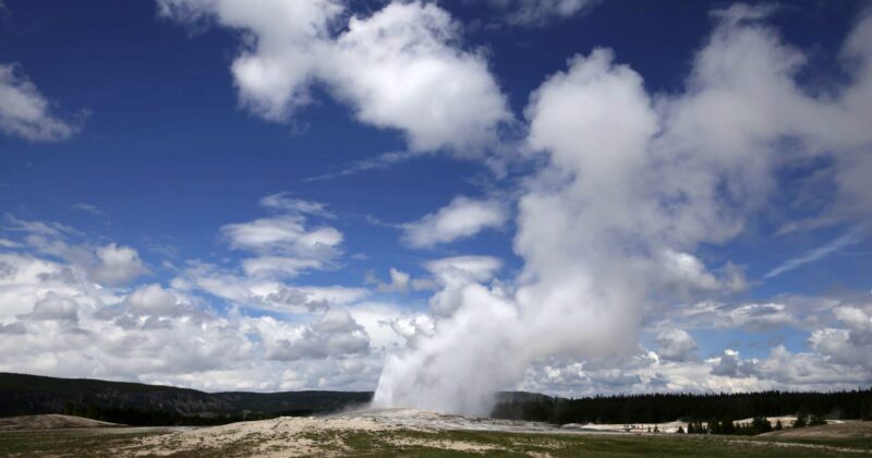 2023.05.27 Old Faithful Geyser (360, 4k full eruption)